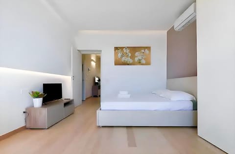 Bed, TV and multimedia, Photo of the whole room, Seating area, Bedroom, air conditioner