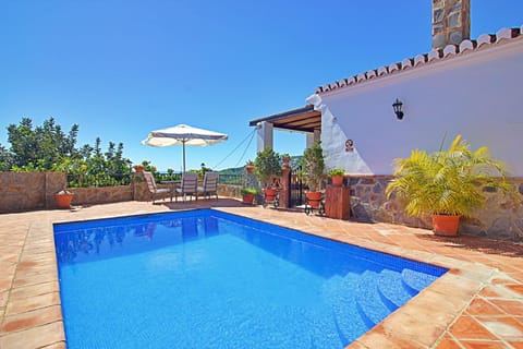 Property building, Day, Garden, Garden view, Pool view, Swimming pool, sunbed