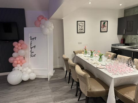 Kitchen or kitchenette, Food and drinks, Dining area, Food, oven