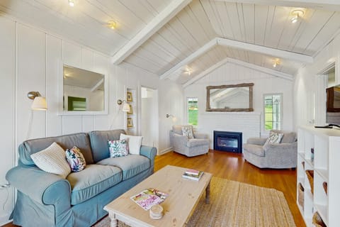 Rosewater Cottage House in Bainbridge Island