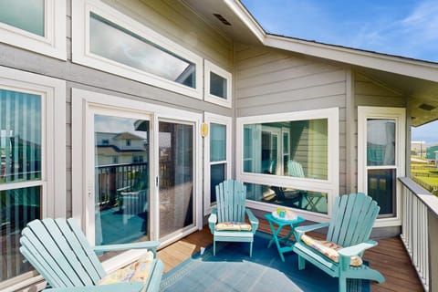 2BR Beach Townhouse with Balcony, Close to Beach House in Hitchcock