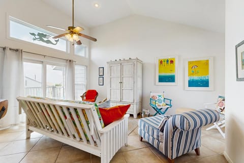 2BR Beach Townhouse with Balcony, Close to Beach House in Hitchcock