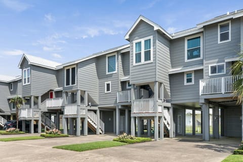 2BR Beach Townhouse with Balcony, Close to Beach House in Hitchcock