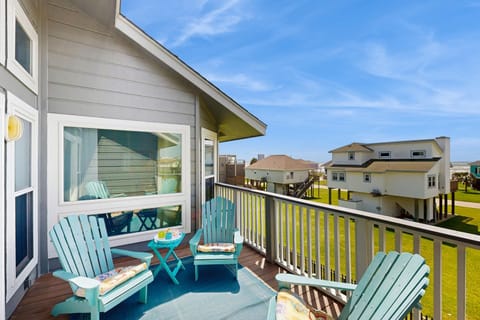 2BR Beach Townhouse with Balcony, Close to Beach House in Hitchcock