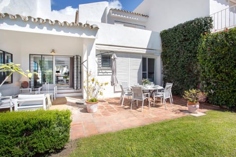 Property building, Patio, Spring, Day, Garden, Garden, Balcony/Terrace, Living room, Dining area, Garden view