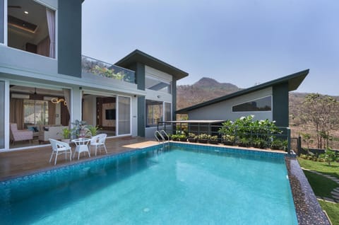 Mountain view, Pool view, Swimming pool, sunbed