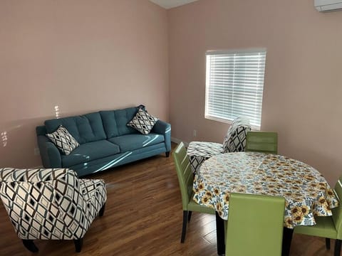 Amazing little house at Gnv with pickleball court House in Gainesville