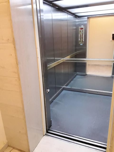 Sunny apartment in the heart of Pireaus Apartment in Pireas