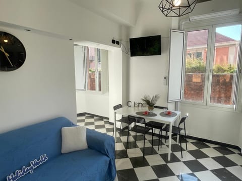 Communal lounge/ TV room, TV and multimedia, Living room, Seating area, Dining area, Evening entertainment