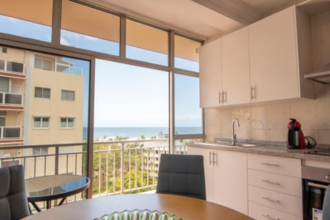 Neighbourhood, Coffee/tea facilities, View (from property/room), Balcony/Terrace, Kitchen or kitchenette, Dining area, Garden view, Sea view, oven, stove