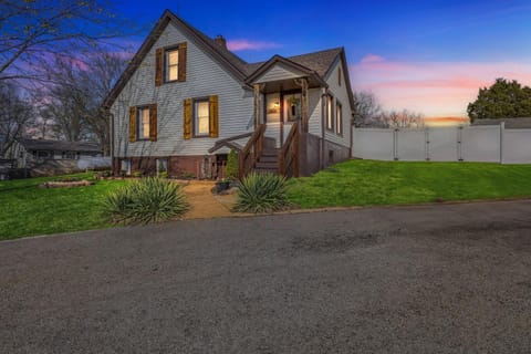 Serene Corner Cottage with Hot Tub home House in Ozark Mountains