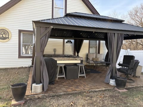 Serene Corner Cottage with Hot Tub home House in Ozark Mountains