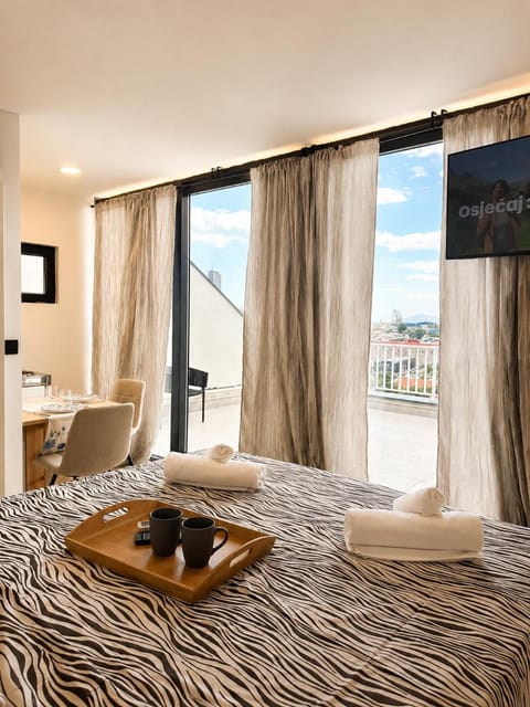 Bed, Natural landscape, TV and multimedia, View (from property/room), Balcony/Terrace, Photo of the whole room, Bedroom
