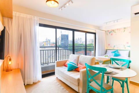 Bed, TV and multimedia, Photo of the whole room, Dining area, Bedroom