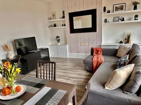 TV and multimedia, Living room, Evening entertainment
