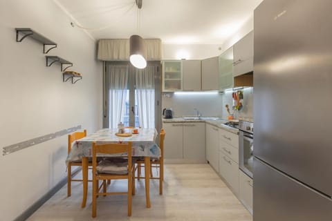 Kitchen or kitchenette, Dining area, oven