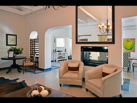 Facade/entrance, Seating area, fireplace