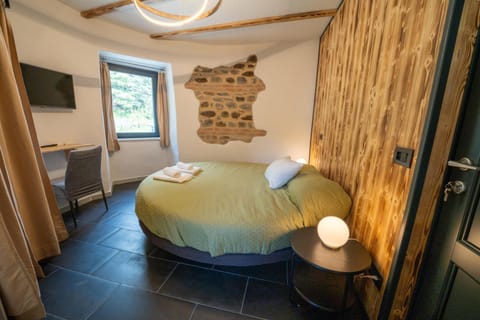 Bed, TV and multimedia, Bedroom