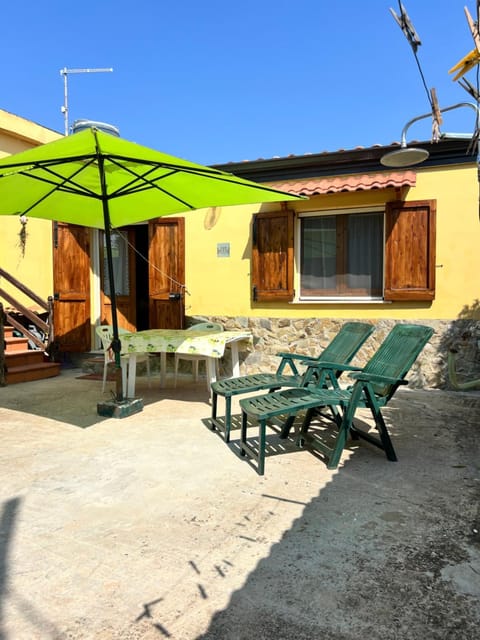 Property building, Inner courtyard view, sunbed
