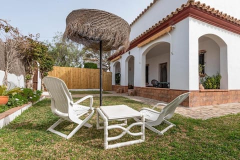 Property building, Patio, Garden, Dining area, Garden view, sunbed