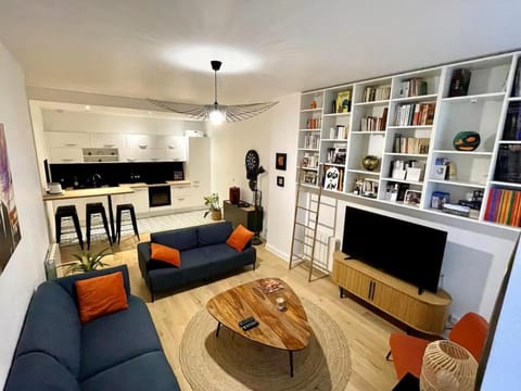 Darts, Library, TV and multimedia, Living room, Seating area, Dining area, kitchen