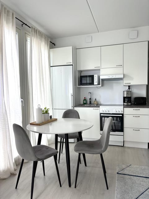 Coffee/tea facilities, Kitchen or kitchenette, Decorative detail, Decorative detail, Seating area, Dining area, microwave, oven, pet friendly, stove, toaster