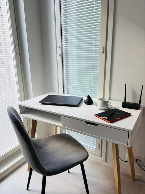 Photo of the whole room, Bedroom, furniture