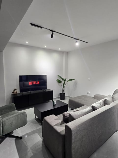 TV and multimedia, Living room, Seating area, Evening entertainment