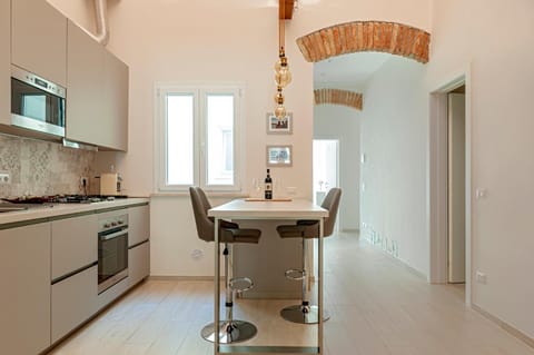 Kitchen or kitchenette, Dining area, oven, stove