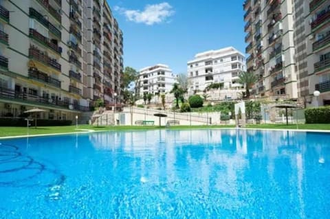 Day, Swimming pool
