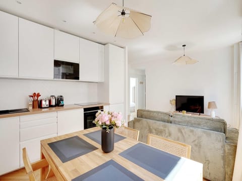 TV and multimedia, Kitchen or kitchenette, Seating area, Dining area, oven, stove