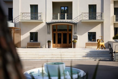 Facade/entrance