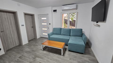 Communal lounge/ TV room, TV and multimedia, Living room, Seating area, Evening entertainment, air conditioner