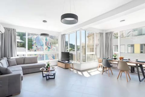 Day, Living room, Dining area