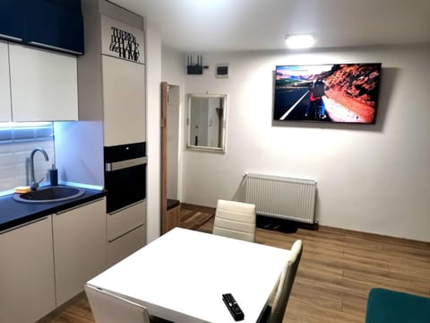 TV and multimedia, Dining area, oven, stove
