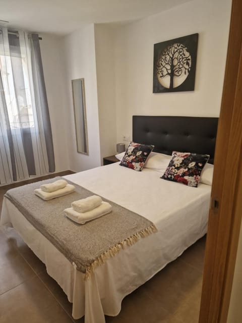 Photo of the whole room, Bedroom, towels