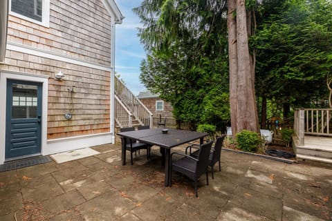 Property building, Patio, Balcony/Terrace, Dining area