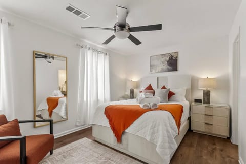 Day Dreamer minutes to Stadium with Fire pit and Parking House in Northport