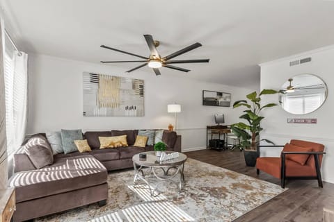 Day Dreamer minutes to Stadium with Fire pit and Parking House in Northport