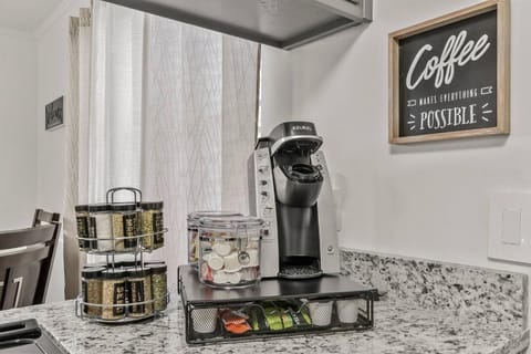 Day Dreamer minutes to Stadium with Fire pit and Parking House in Northport