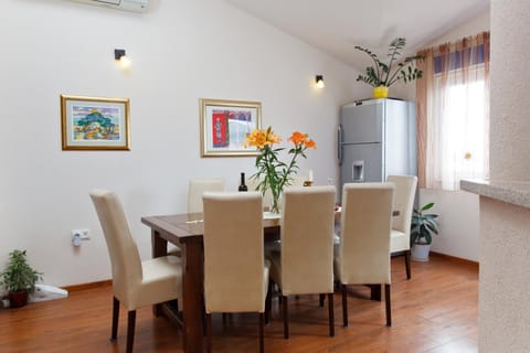 Spring, Day, Summer, Coffee/tea facilities, Kitchen or kitchenette, Living room, Food and drinks, Decorative detail, Seating area, Dining area, On site