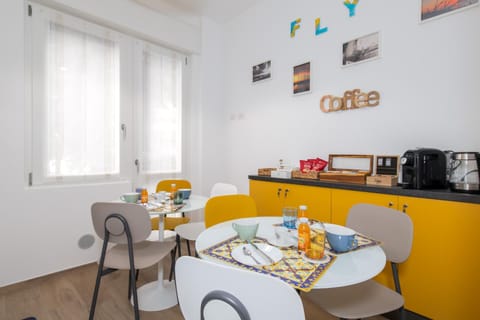 Coffee/tea facilities, Kitchen or kitchenette, Food and drinks, Dining area, Breakfast