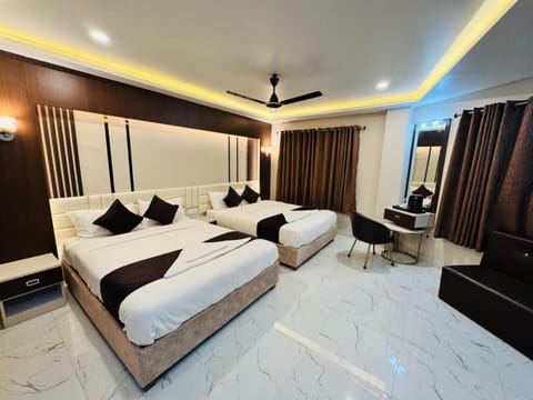 Bed, Seating area