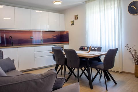 Kitchen or kitchenette, Living room, Seating area, Dining area