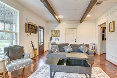 BBQ-Ready Yard, Fire Pit Peaceful Home House in League City