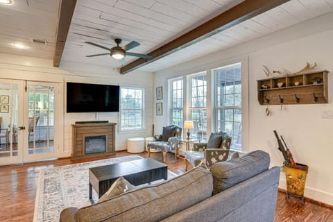 BBQ-Ready Yard, Fire Pit Peaceful Home House in League City