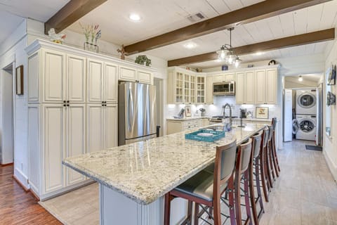 BBQ-Ready Yard, Fire Pit Peaceful Home House in League City