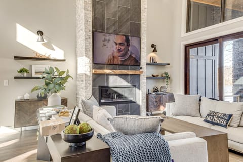 Lakefront Gem Dock and Hot Tub in Jacksboro House in LaFollette