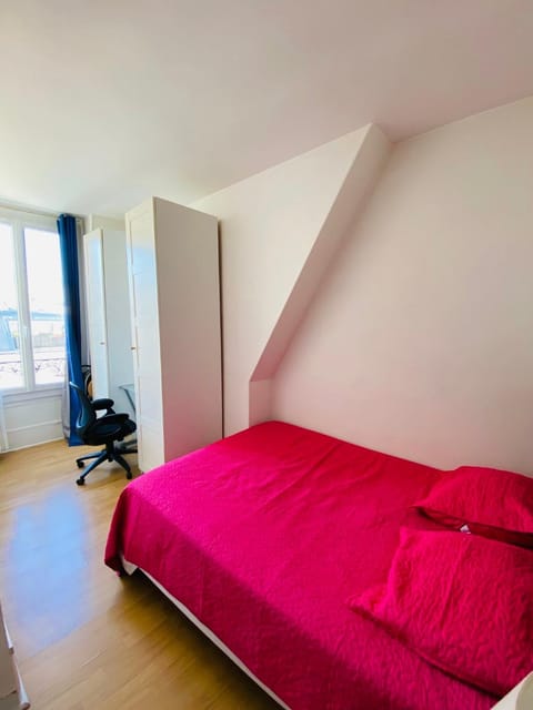 Photo of the whole room, Bedroom