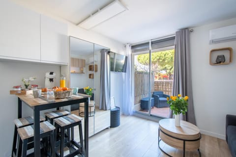 Restaurant/places to eat, Coffee/tea facilities, Balcony/Terrace, Living room, Dining area, Beach, Parking, concierge, wardrobe, air conditioner